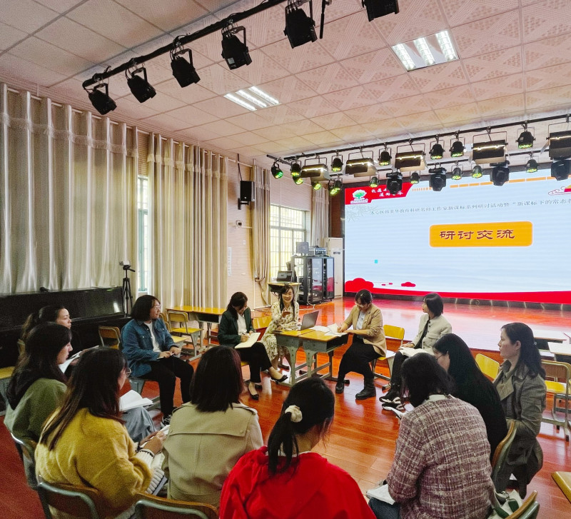 展示课结束后，老师在一起进行研讨。