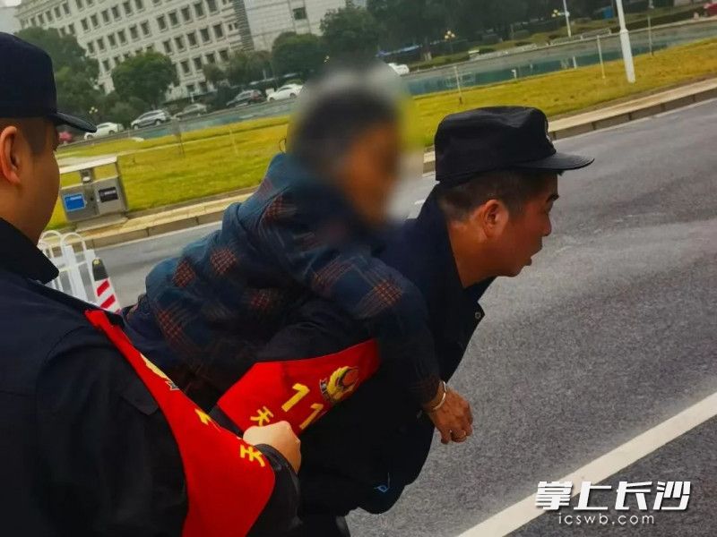 落水老人被救起。长沙晚报通讯员 艾小文 供图
