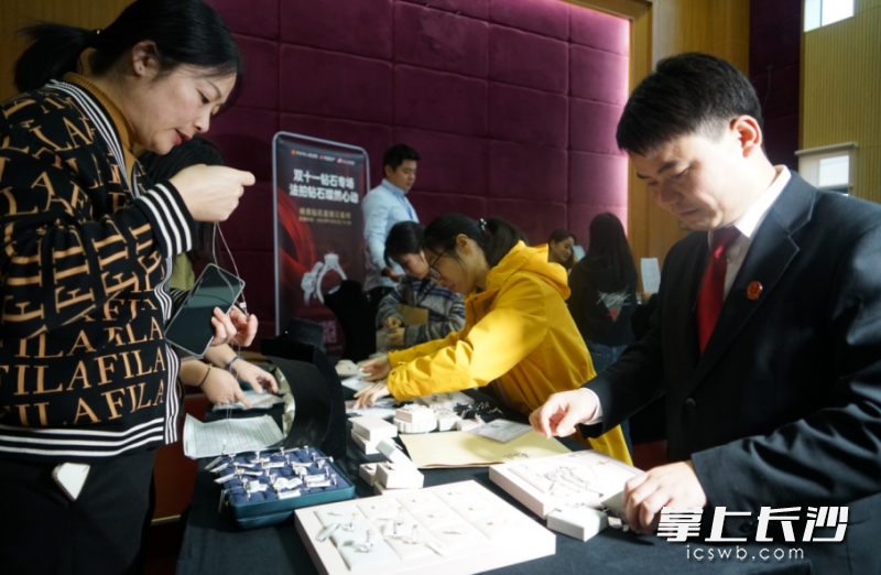执行法官带领工作人员清点首饰并妥善保管。长沙晚报通讯员 邹晴 摄