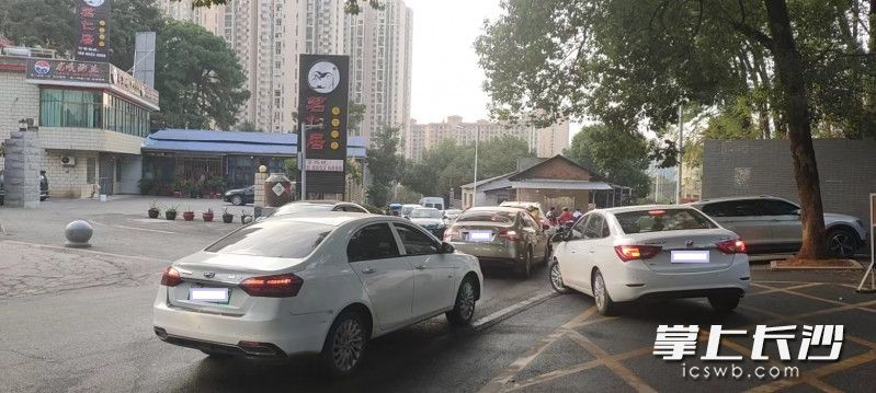 放学时间，圭白路靠近明德洞井中学路段车辆排起长队。