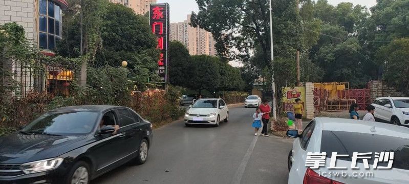 道路狭窄，人车混行。
