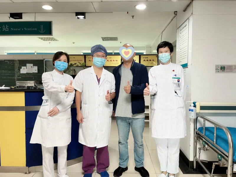 患者出院前与医护人员合影留念，并感谢医护人员的精心治疗和照护。