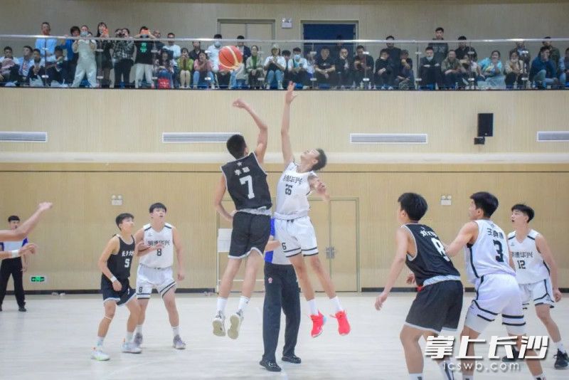 2022年长沙市中学生篮球比赛初中组决赛，长沙市第六中学队获得冠军。照片由学校提供。