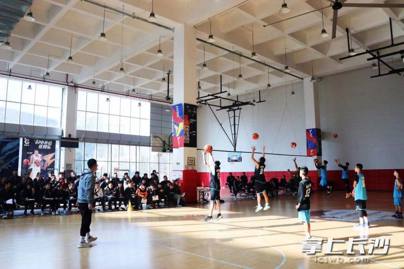 白霖带领队伍训练中，阳光打在这群少年身上，格外灿烂。