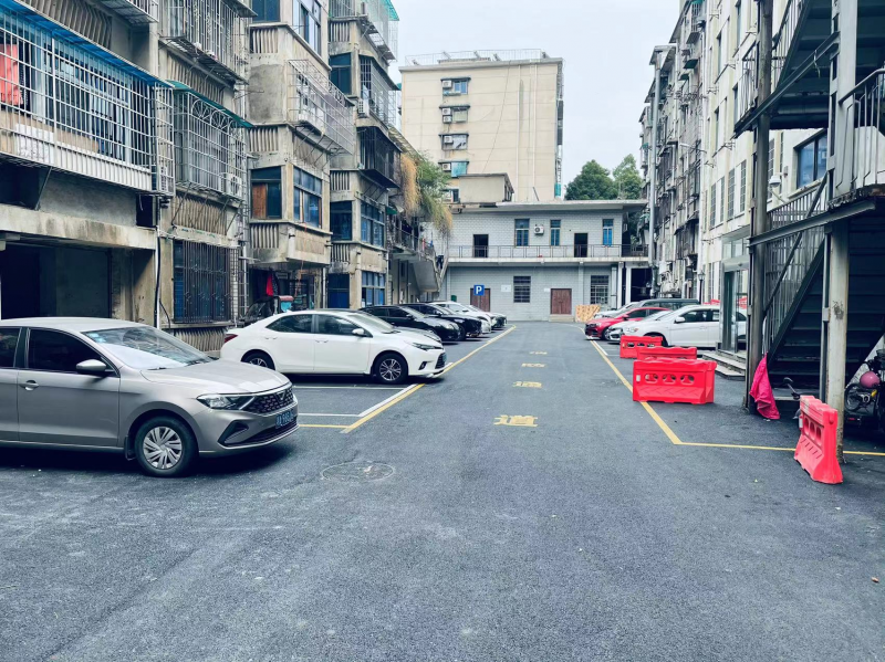 向韶社区建行南北栋宿舍改造后，整齐的停车线让车辆停放越来越有序。