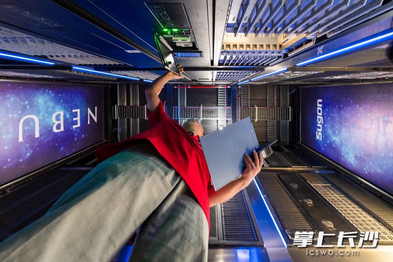 在长沙市人工智能创新中心，工作人员在对服务器进行调试。