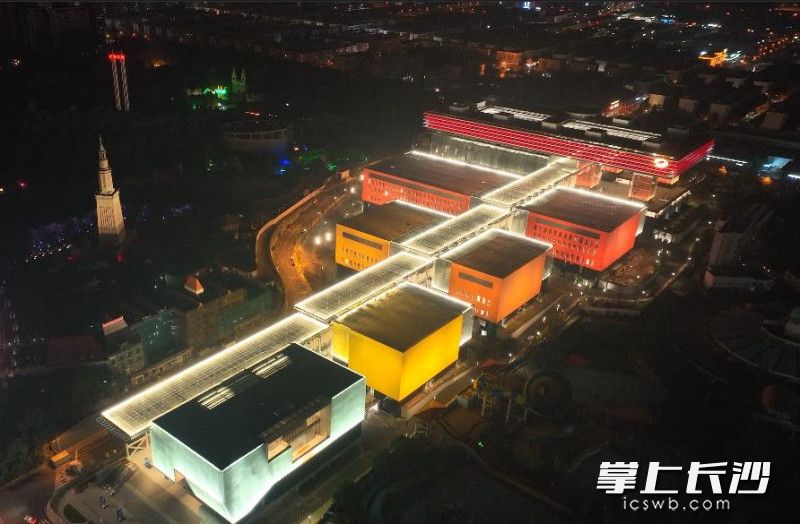夜幕下的“七彩盒子”。