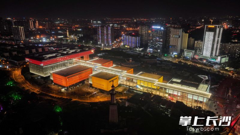 夜幕下的“七彩盒子”。长沙晚报全媒体记者 郭雨滴 通讯员 袁甲富 摄影报道