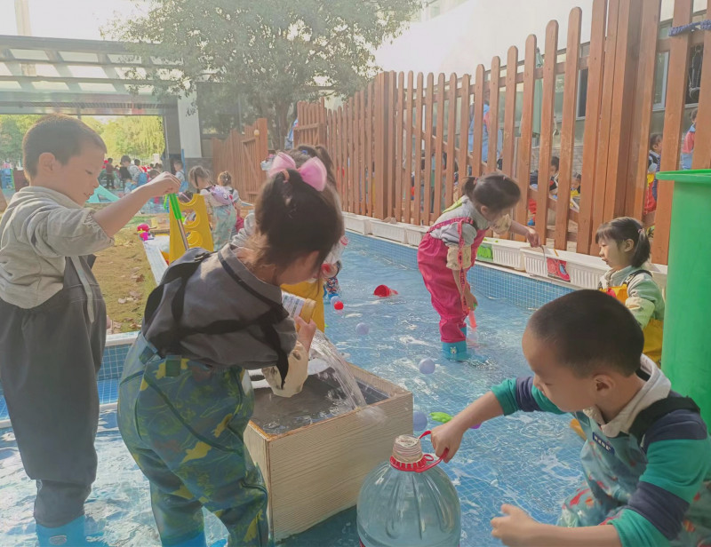 孩子们在玩水。 孩子们在玩水。