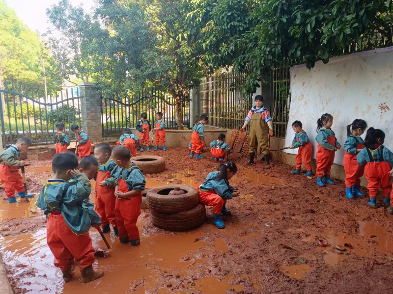 孩子们在开心地玩泥巴。 孩子们在开心地玩泥巴。
