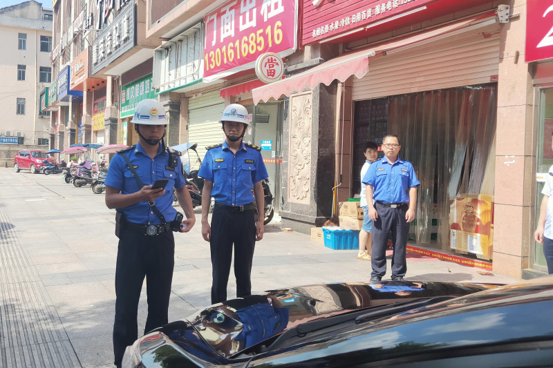 宁乡市城管局加强执法力度，整治不文明停车行为。   长沙晚报全媒体记者 张禹 通讯员 张宏艳 摄影报道