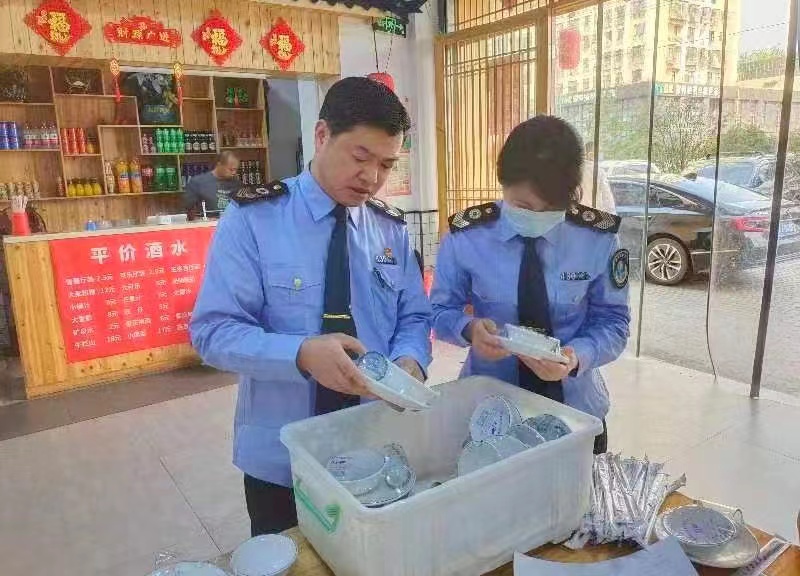 卫监人员抽检消毒餐饮具样品。