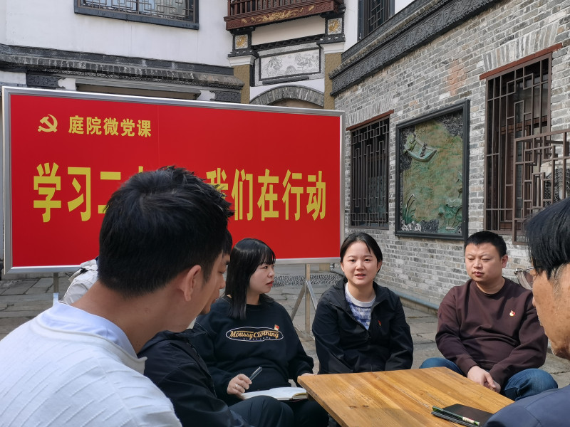 “微党课”进庭院。长沙晚报通讯员 李纯 摄