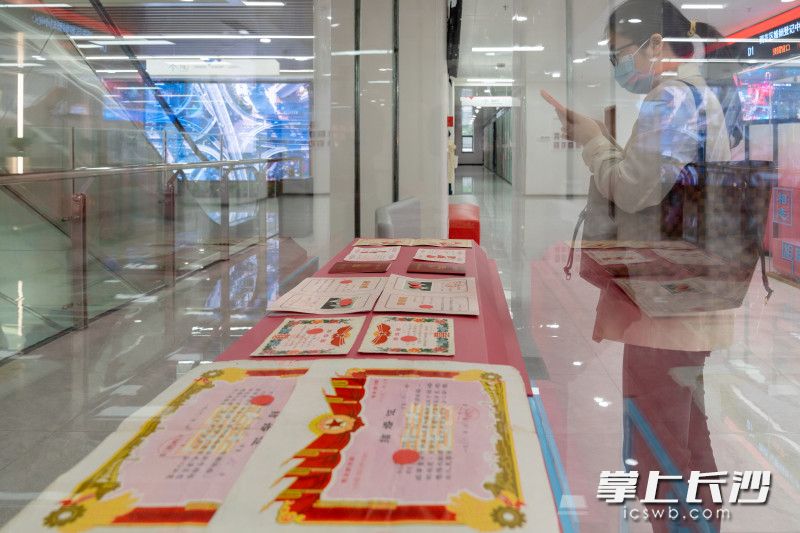 展柜内还精心陈列了不同时代的婚俗用品和结婚证，充分展现“一份婚书”的浪漫。
