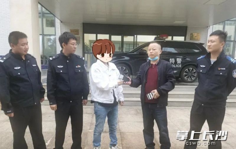 市民领回手机。