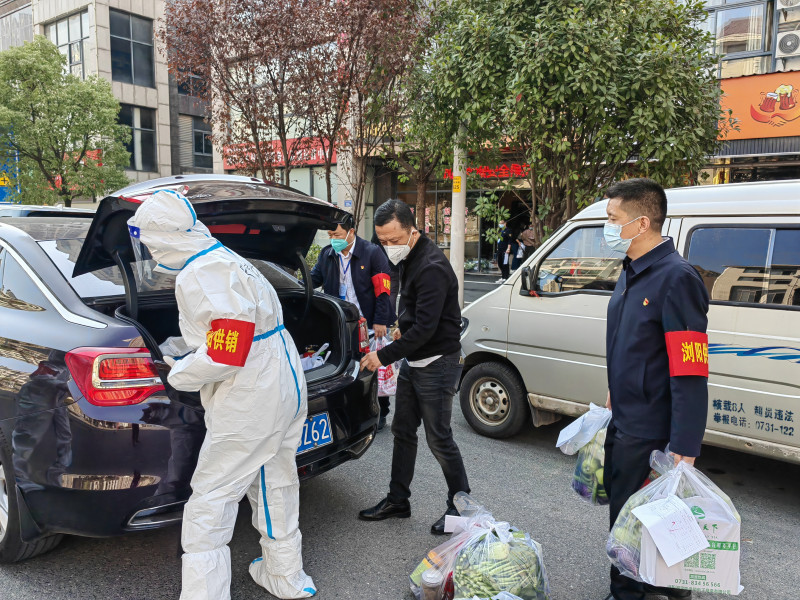 浏阳市供销社党组书记、主任调度旗下湘宝地供销电商公司通过“供销优选”小程序免费将市民急需生活物资配送到位。长沙晚报通讯员 陈柱 摄