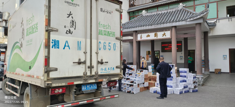 大围山供销惠农服务中心及时配送物资到村到户，确保村民安心居家。长沙晚报通记员 林加卉 摄