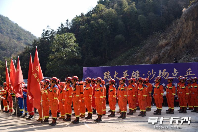 11月10日下午，湖南湘江新区“踏火英雄·沙场点兵”2022年森林防灭火演练在在天顶街道青石沟水库谷山森林举行。均为长沙晚报全媒体记者 刘琦 摄