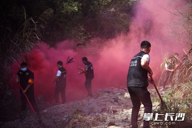 村民使用二号扑火工具对“山火”进行扑救。