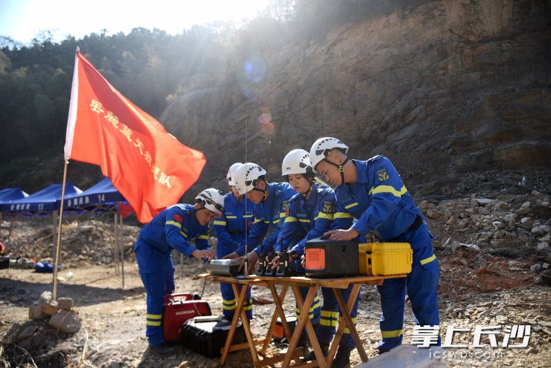 岳麓蓝天救援队队员快速搭建现场应急指挥通信网络。