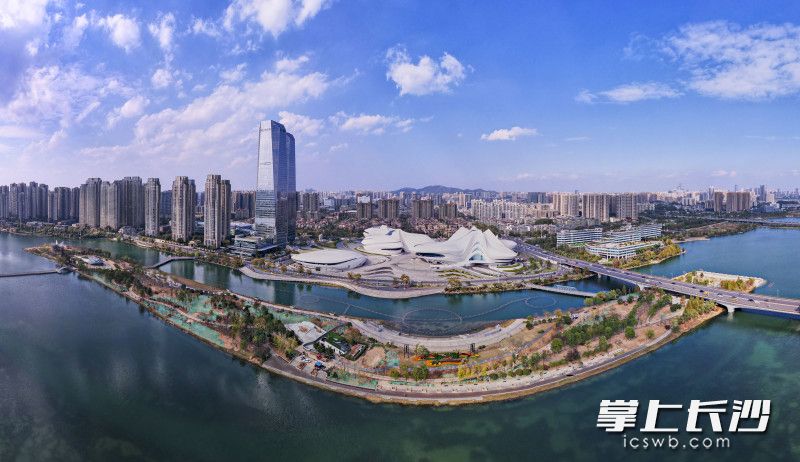 目前，梅溪湖一期提质改造项目正在全面推进，对片区道路交通、园林绿化、夜景亮化、城市家具及公共服务配套等进行综合品质提升。长沙晚报全媒体记者 郭雨滴 摄