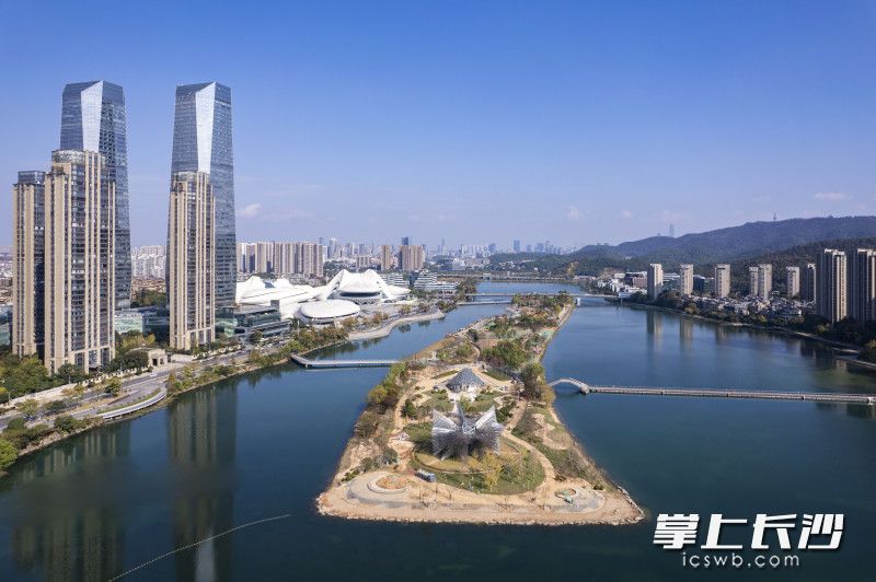 节庆岛被纳入梅溪湖一期提质改造工程，对白沙滩周边进行安全提质改造，结合实际情况设立安全游玩区；梳理节庆岛环岛交通游览体系等。长沙晚报全媒体记者 郭雨滴 摄