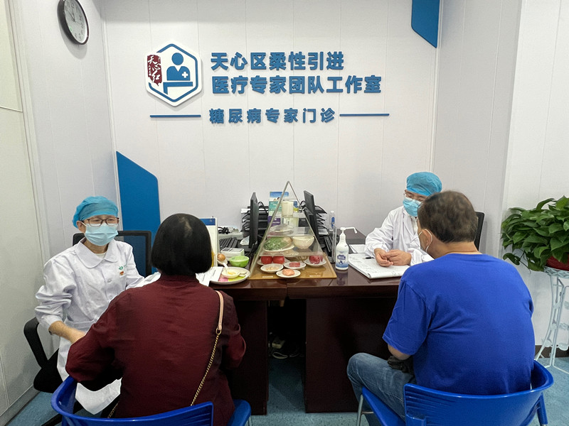 11日，天心区柔性引进医疗专家团队工作室糖尿病专家门诊，在坡子街街道社区卫生服务中心开诊。   长沙晚报全媒体记者 傅容容 摄