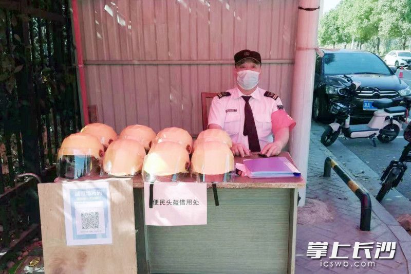 免费头盔租借点。图片均由通讯员 刘彬 提供