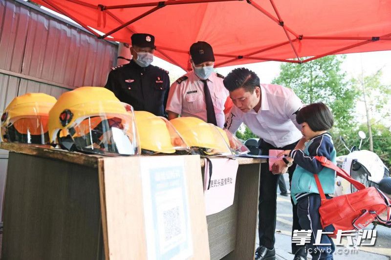 市民在免费头盔租借点登记借头盔。