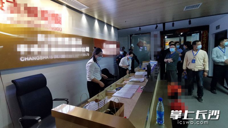 今日下午，岳麓区人民法院强制执行一起房屋租赁合同纠纷案。长沙晚报全媒体记者刘树源摄