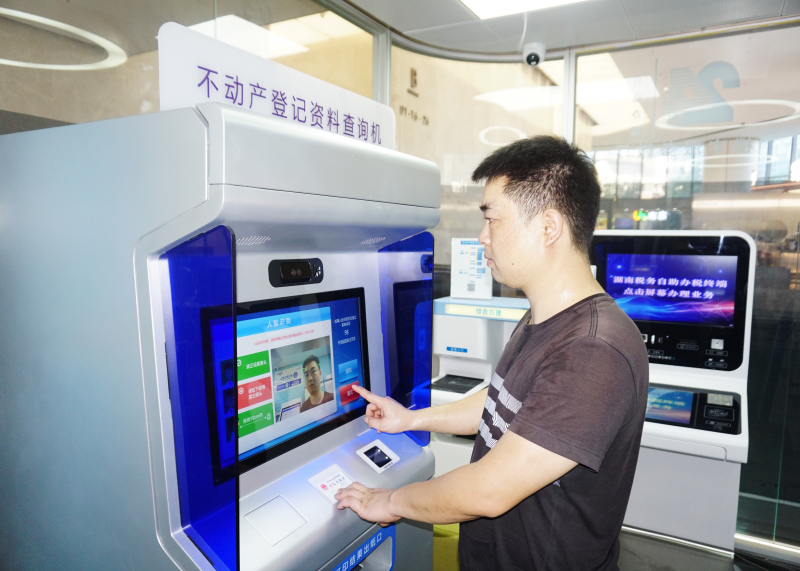如今，在世茂环球金融中心，市民下楼就可以查询不动产业务办理进度、打印不动产证明，办事不出楼。均为长沙晚报通讯员 文鑫摄