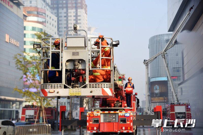 “被困人员”从“火场”被成功转移至安全地带。长沙晚报全媒体记者 黄启晴 摄