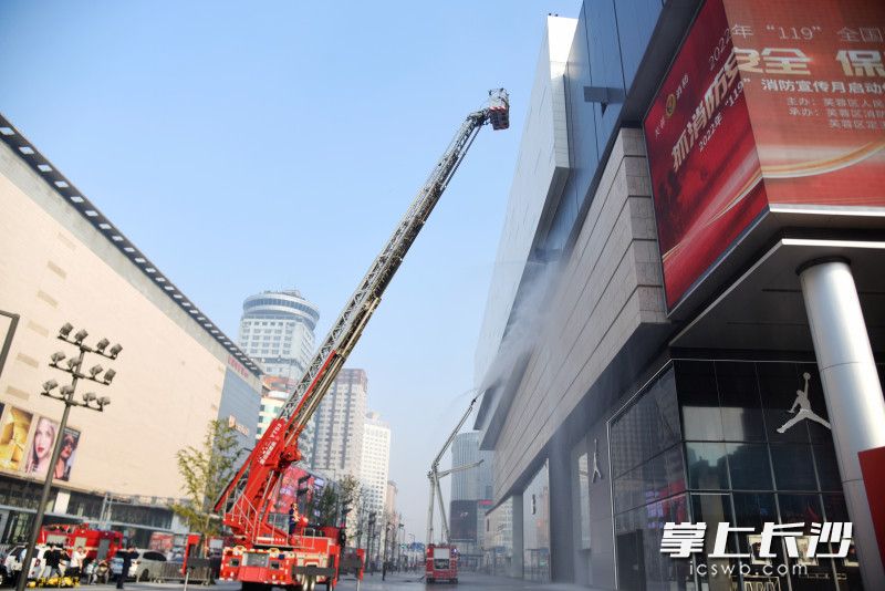 云梯消防车、举高喷射消防车等各类高、新、尖装备在演练中大展身手。长沙晚报全媒体记者 黄启晴 摄