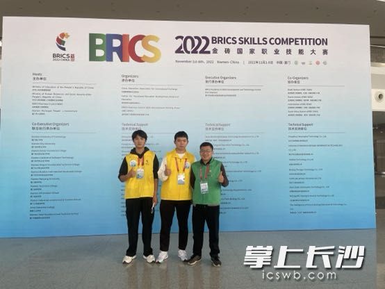 参赛学生与指导老师合影。