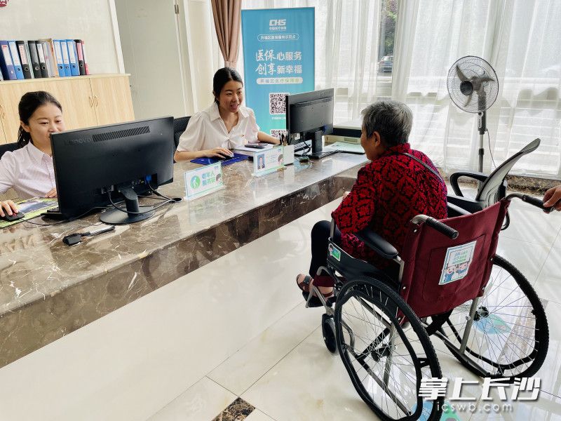 开福区医保适老服务免费给老人提供轮椅陪护。 长沙晚报全媒体记者 李卓 摄