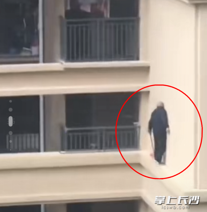视频中，保洁人员在腰线部位行走，且未佩戴防护装备，看上去让人捏一把汗。视频截图