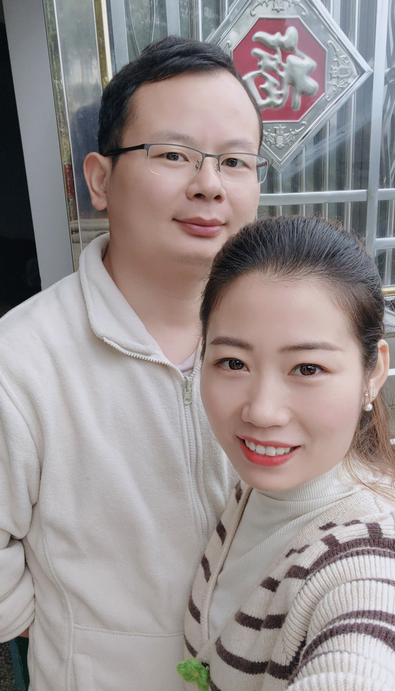 热心家长潘方、孟晴夫妇。