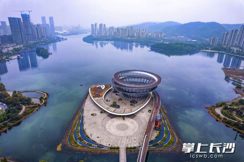 梅溪湖城市岛与碧波粼粼的梅溪湖融为一体，美不胜收。长沙晚报全媒体记者 郭雨滴 摄