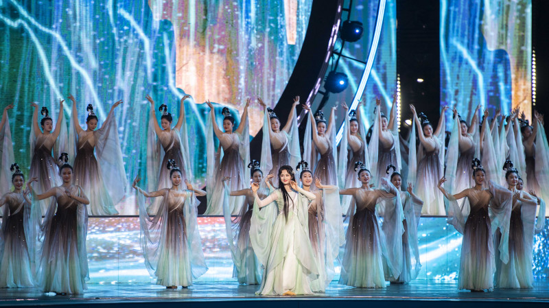 图为舞蹈节目《山水仙踪》，领舞骆文博。
