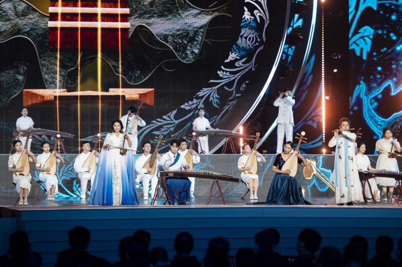 民乐演奏新编《刘海砍樵》。