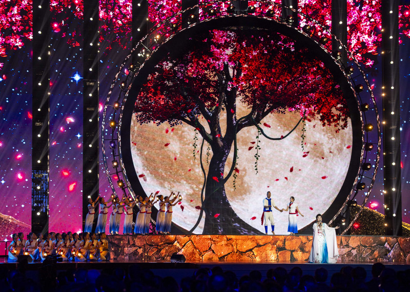 节目《马桑树儿搭灯台》，演唱吴碧霞。