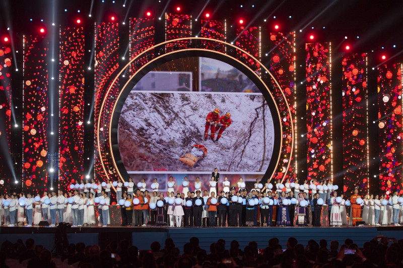 孙楠及张家界各行业及劳模代表合唱《怒放的生命》。