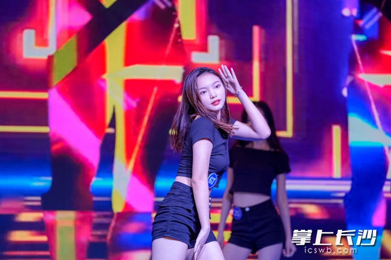 选手们在表演爵士劲舞。