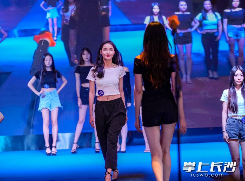 冠军选手周思义在走秀中。