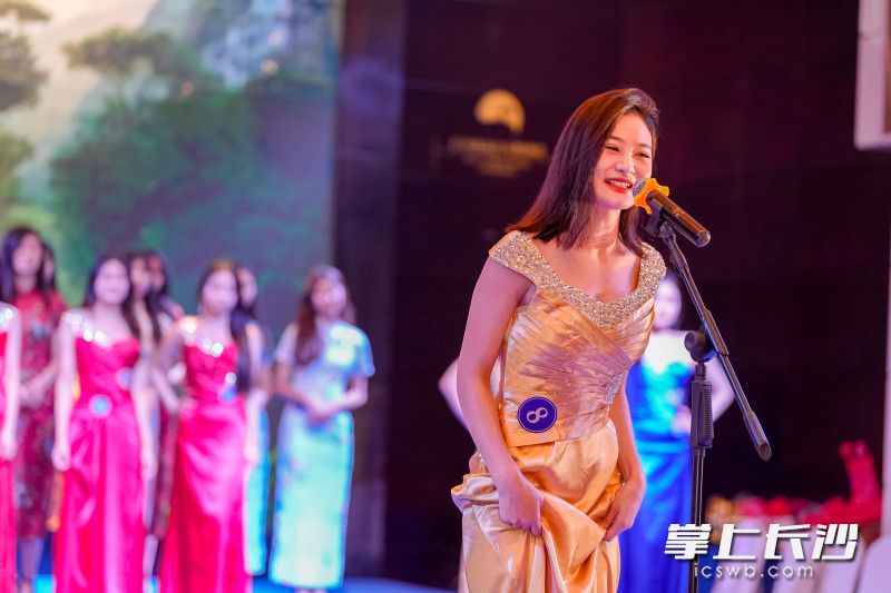 选手们在推介家乡旅游资源。