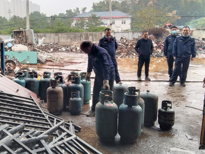 宁乡市城管局接到群众举报，在社区一间废品回收站内查获非法回收、私自拆解报废的液化气钢瓶。长沙晚报全媒体记者 张禹 通讯员 张宏艳 摄影报道