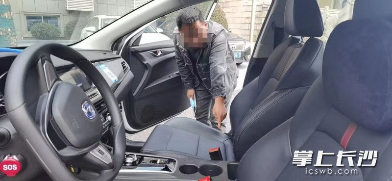 嫌疑人指认作案现场。通讯员 供图