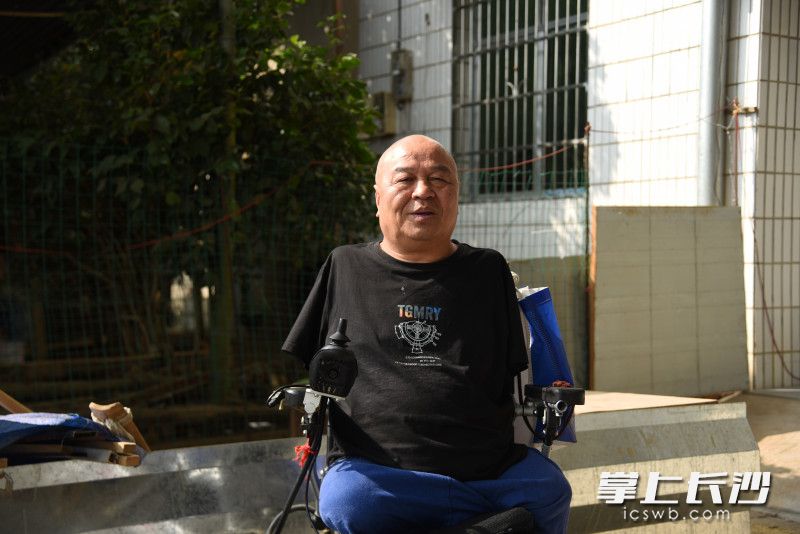 通过自己的努力，周国民可用嘴操控电动轮椅，并完成洗脸、刷牙、穿衣、上厕所等。长沙晚报全媒体记者 刘琦 摄