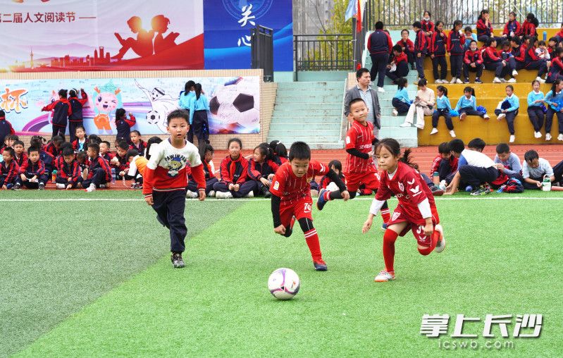 该校二年级和五年级近600名学生场上比拼。通讯员 詹雯摄