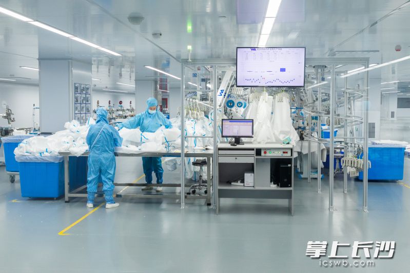 可孚医疗智能装备总部基地防护服车间在紧张有序地生产。